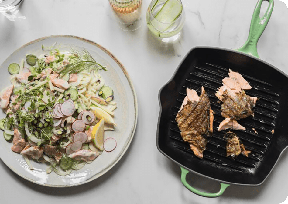 Gebakken regenboogforel met kappertjesbessen en verfrissende komkommer-appelsla