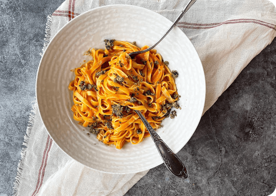 Spaghetti met rijke tomaten-burrata saus