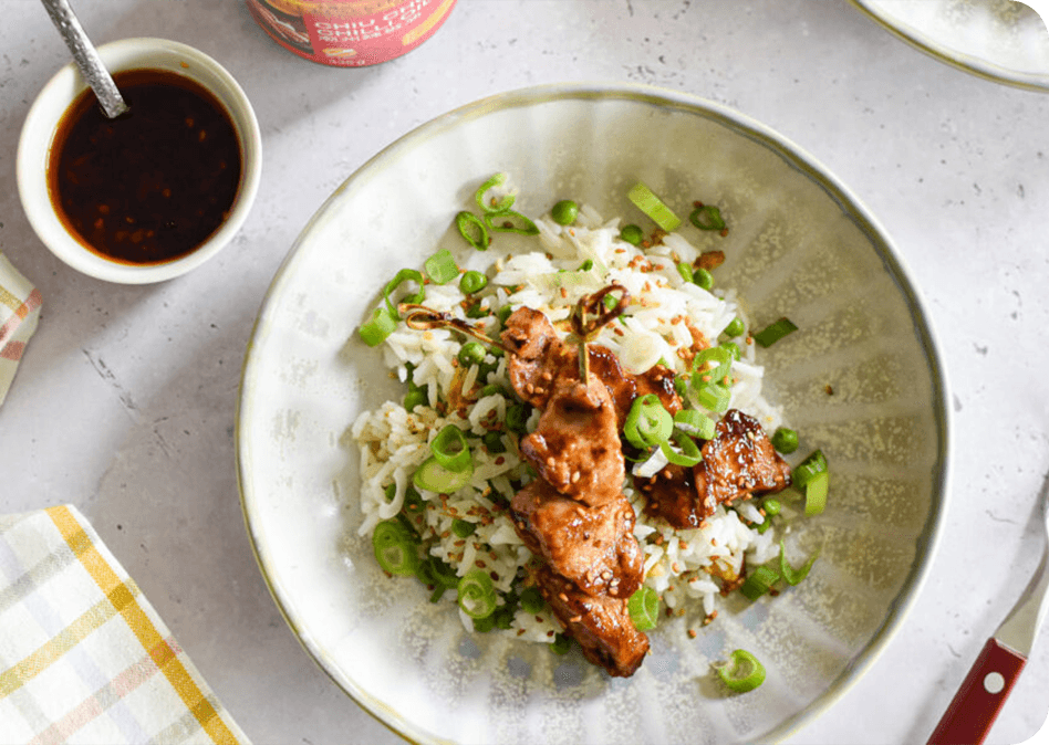 Kantonese char siu van varkenshaasje met rijst en chili