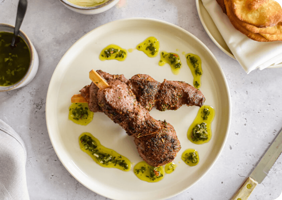 Lamsspiesjes met chimichurri, labneh en zelfgebakken flatbread