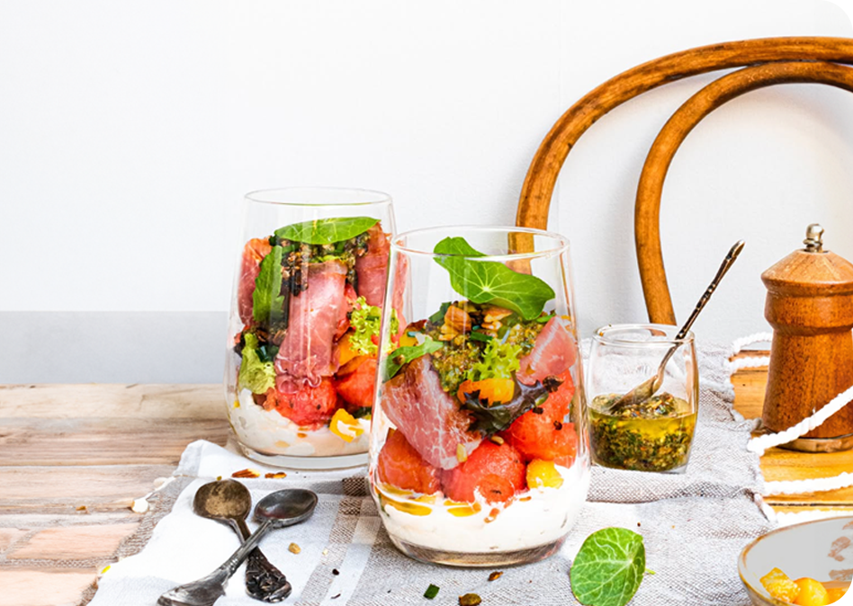 Burrata met watermeloen, perzik en rauwe ham