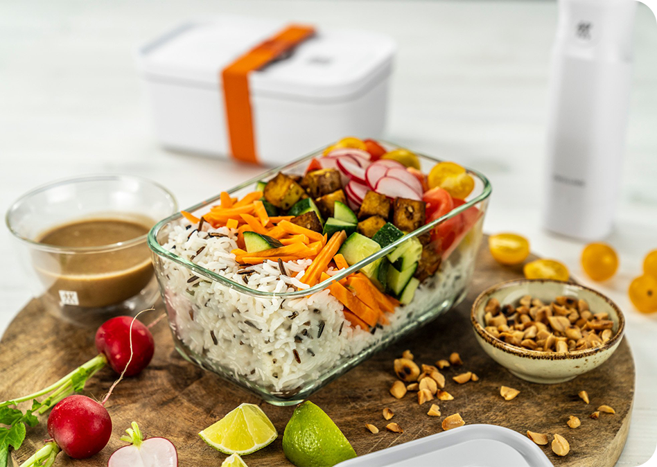 Poke bowl met wilde rijst en gemarineerde zalm