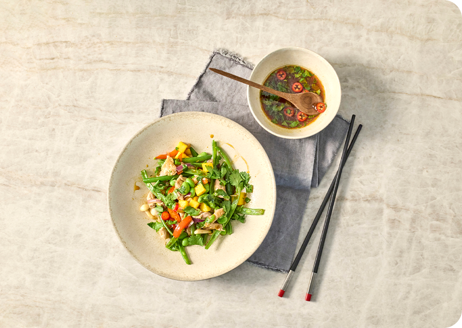 Tropische wok met kip, mango en knapperige boontjes