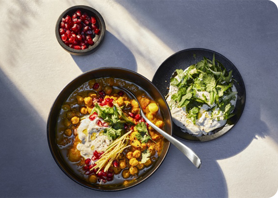 Indiase kikkererwtencurry met aardappel en raita