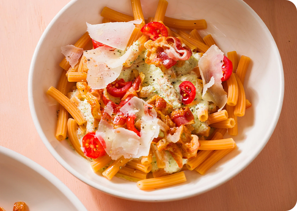 Rode linzenpasta met romige courgettesaus en pancetta