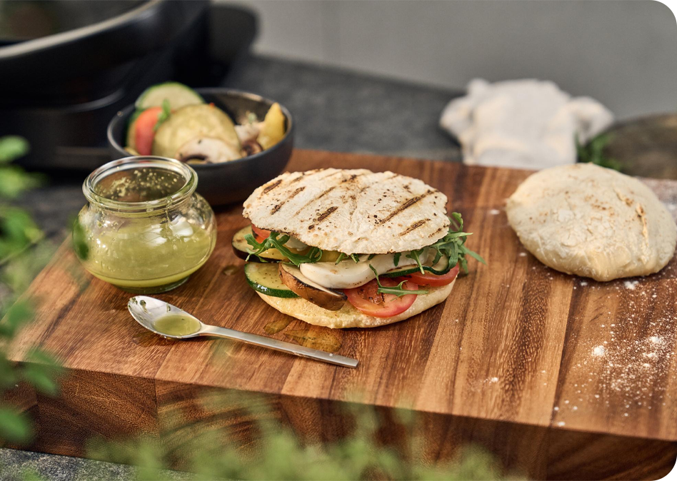 Gegrilde panini met groenten, mozzarella & kruidige olie