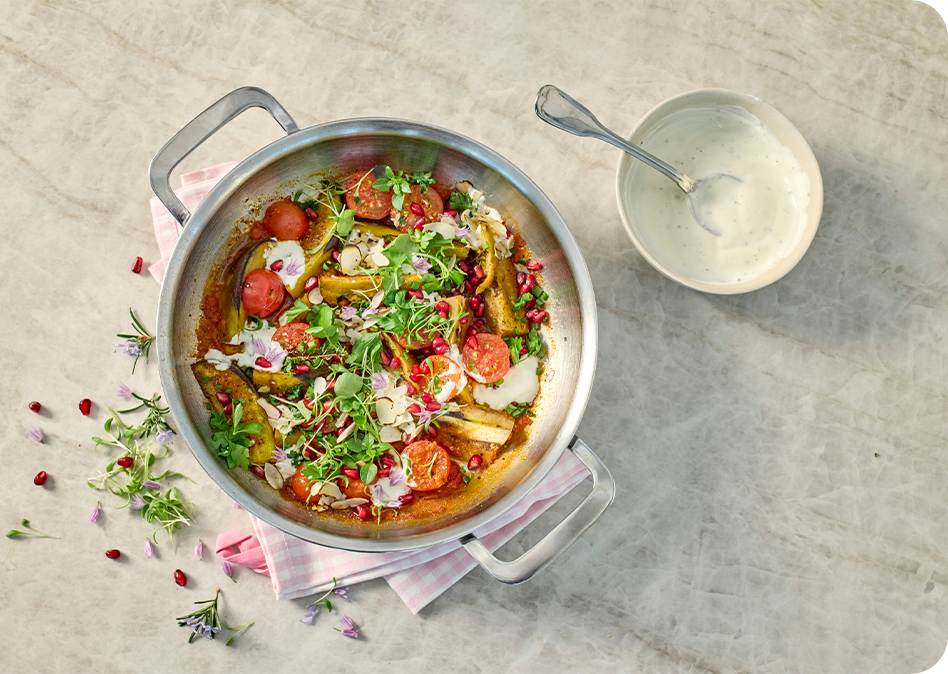 Gestoofde aubergine en tomaat met yoghurtsaus