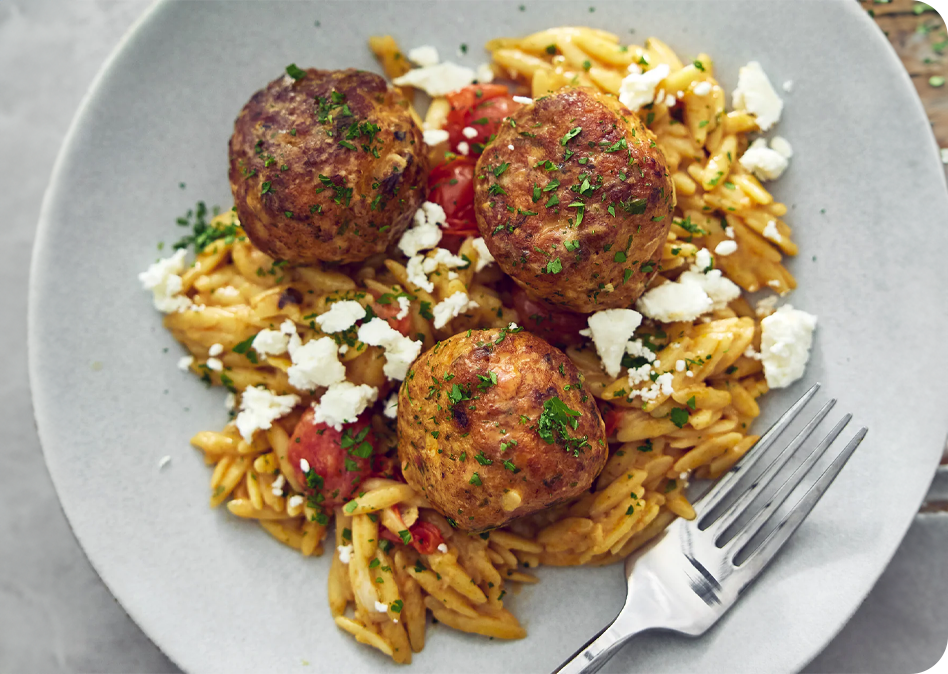 Griekse kipgehaktballetjes met tomaten orzo