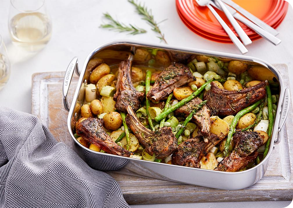 Traybake met lamskoteletten en lentegroenten