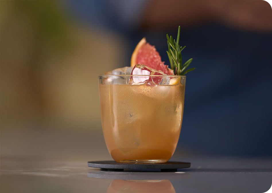 Frisse mocktail met pompelmoes en rozemarijn