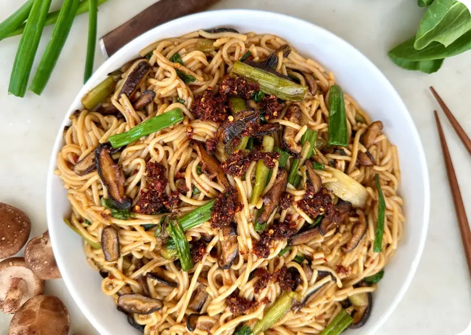Gegrilde shiitake udon noodles met pittige saus