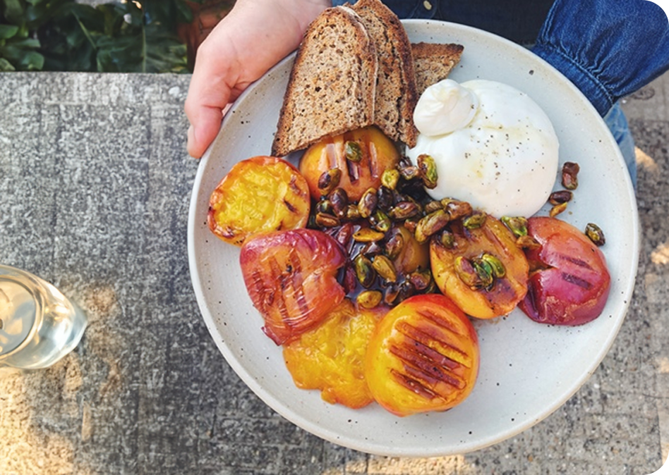 Burrata met gegrilde nectarine en gekaramelliseerde pistachenoten