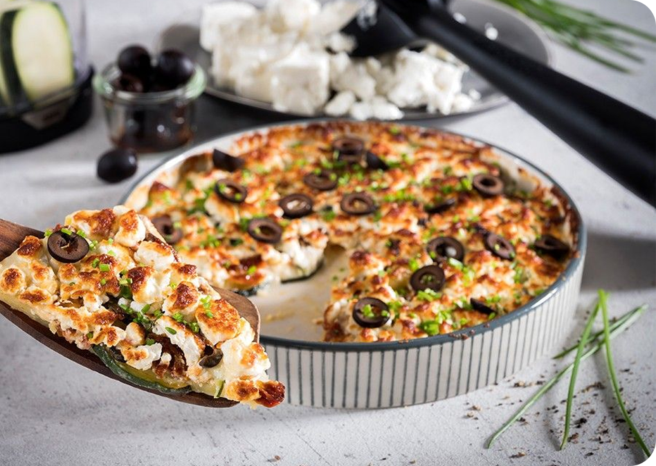 Mediterrane aardappelgratin met courgette, olijven en feta