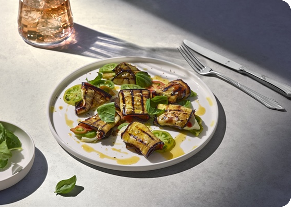 Auberginerolletjes met tomaat, mozzarella en basilicum