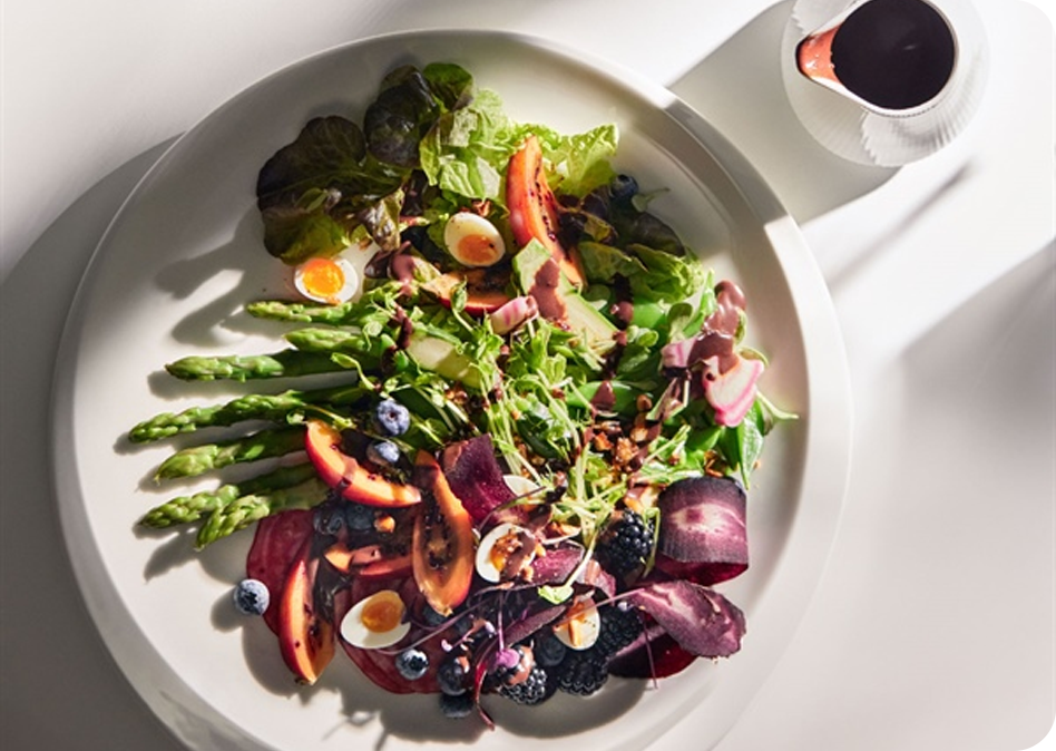 Salade met geblancheerde asperges en chocolade vinaigrette