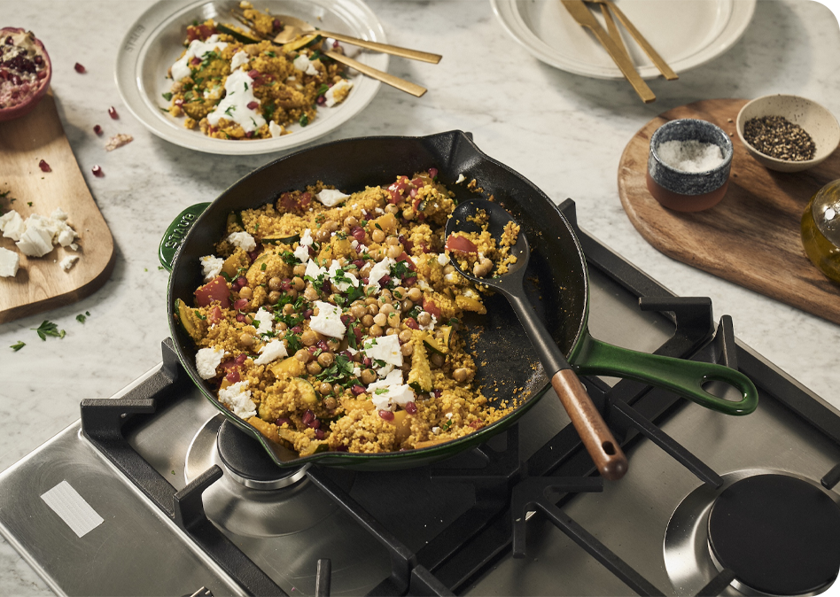 Groentepan met kikkererwten, couscous en feta