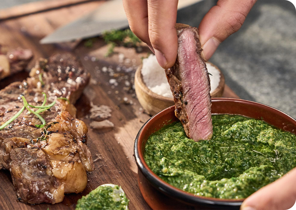 Gegrilde ribeye met huisgemaakte salsa verde