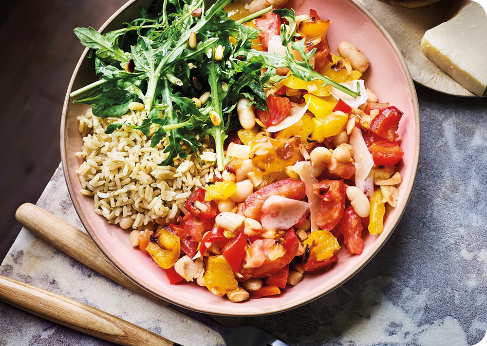 Kleurrijke lunchbowl met volkorenrijst en kip