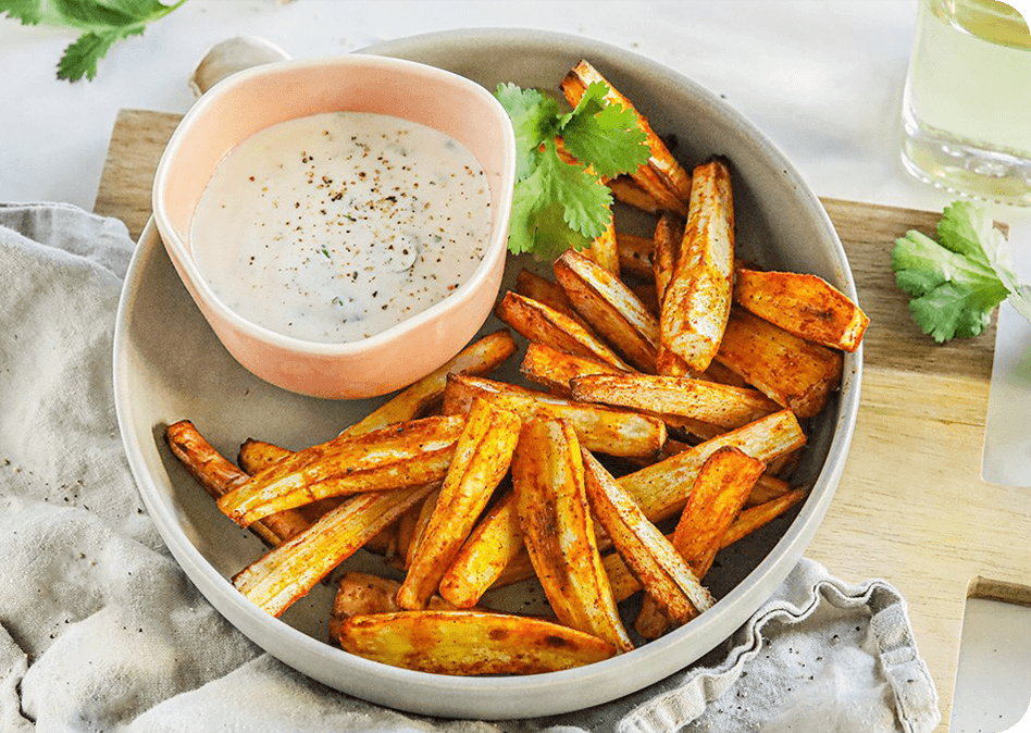 Gezonde pastinaak friet met knoflookdip
