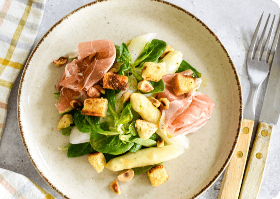 Aspergesalade met rauwe ham en croutons