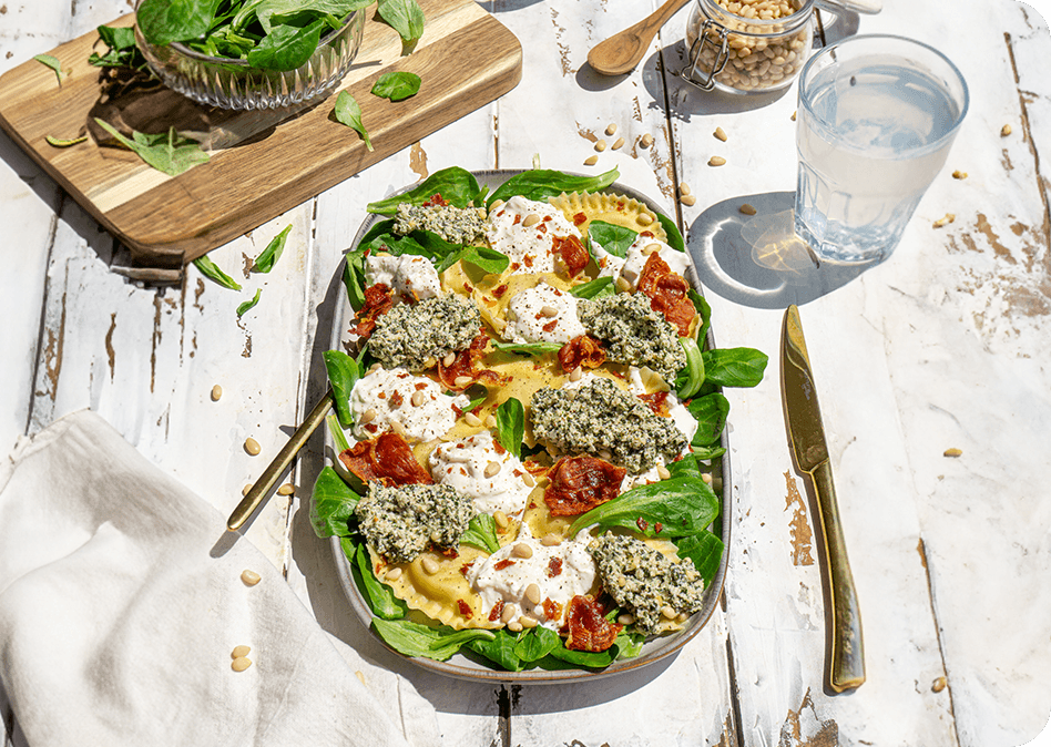 Basilicum tortellini salade met burrata en prosciutto