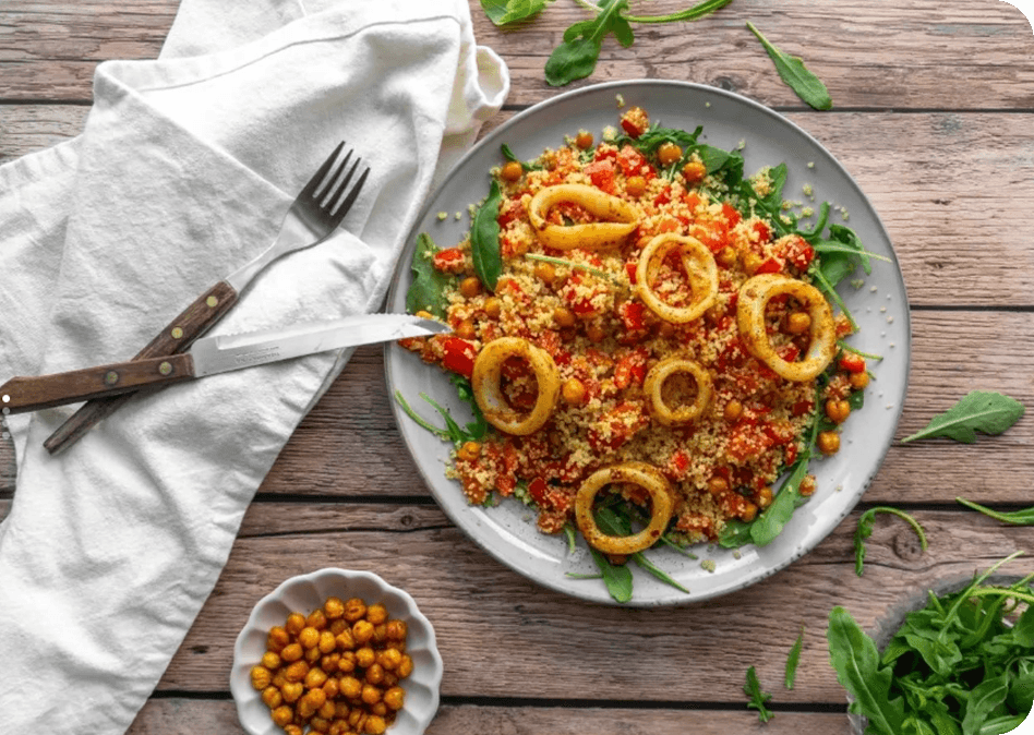 Couscoussalade met gemarineerde inktvis en geroosterde kikkererwten