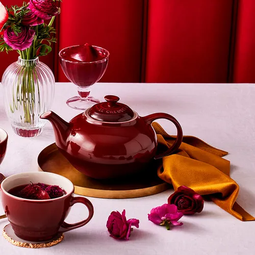 70702139490000-le-creuset-garnet-classic-teapot-5_1265700133957842641197.png
