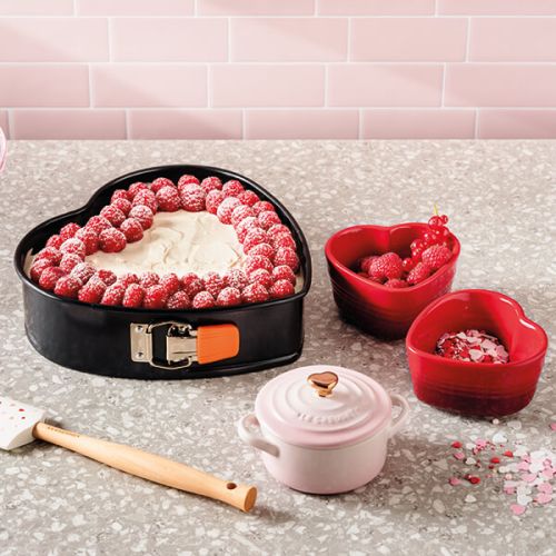 79082300600000-le-creuset-lamour-heart-collection-heart-ramekins-cerise-5_3763764469011.jpg