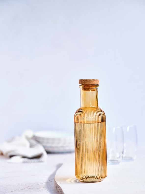 cosy-trendy-fles-karaf-raya-oker-1l-met-kurk-glas-8-7x28-cm-31993346-1800x800_126631375707601504600461.jpg