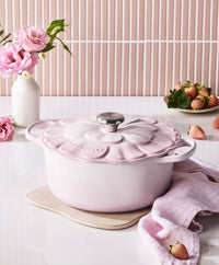 le-creuset-braad-stoofpan-signature-bloesem-shell-pink-5-3l-gietijzer-26cm-32160385-11920x1920_126626356903476128371896.jpg