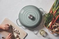 le-creuset-le-creuset-signature-braadpan-sea-salt-3_12656815700438432938.png